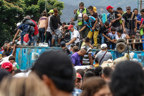 Venezolanos saltan barricadas para cruzar hacia Colombia