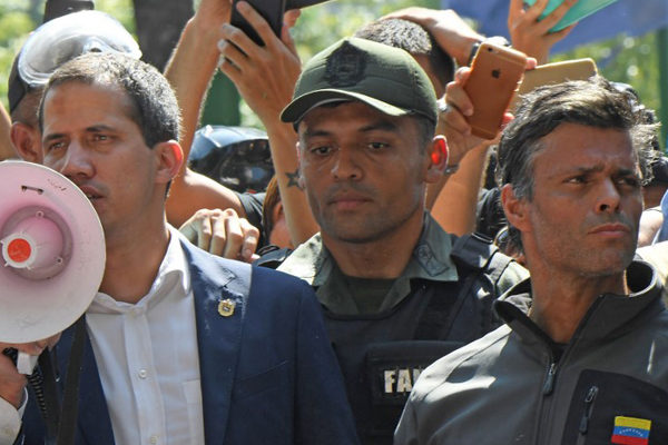 Militares se sublevan contra Maduro y Guaidó afirma que no hay vuelta atrás