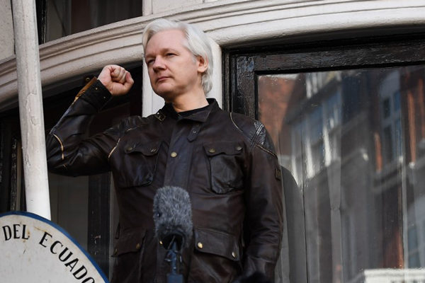 Assange enfrenta hasta cinco años de prisión por cargos en EEUU