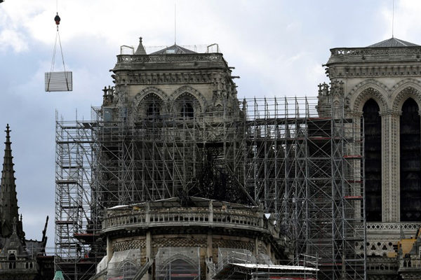 Notre Dame de París espera decisión sobre tejado y aguja