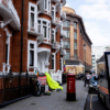 Exvecinos de Assange en Londres respiran tranquilos tras siete años de agitación