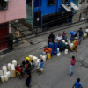 Sin distingo de clases, los venezolanos hacen maromas para surtirse de agua