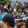 Venezolanos saltan barricadas para cruzar hacia Colombia