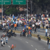 VIDEO | Blindado de la guardia arrolla a manifestantes opositores en Caracas