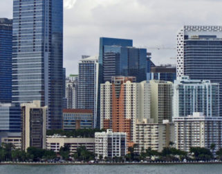 Gobernador de Florida levantó todas las medidas restrictivas por covid-19