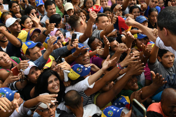 Maduro y Guaidó miden fuerzas antes de manifestaciones del 1° de mayo