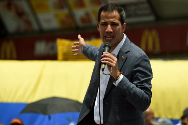 Guaidó llama a mantener protestas el miércoles