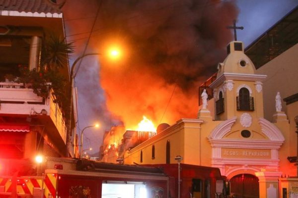 Se registró gran incendio en zona comercial en el centro de Lima