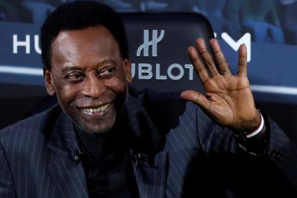 Pelé volverá el lunes a Brasil tras su hospitalización en París