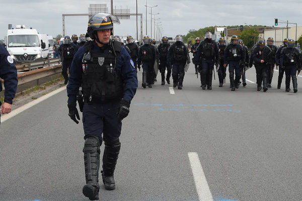 Chalecos amarillos otra vez en las calles de Francia a pesar de anuncios de Macron