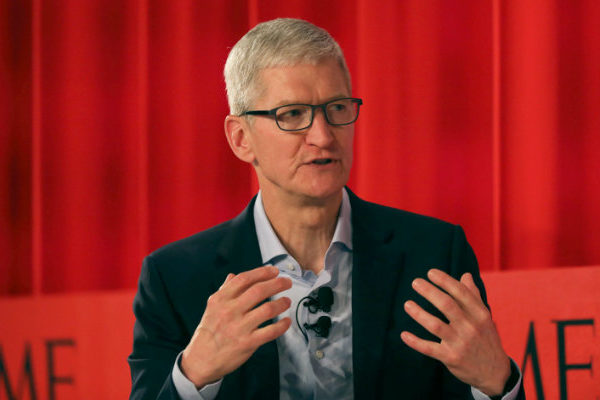 Tim Cook se convierte en multimillonario con subida de acciones de Apple a los US$2 billones