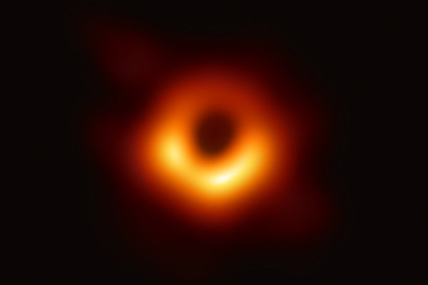 Sale a la luz la primera imagen de un agujero negro