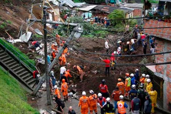 Al menos 14 personas muertas por derrumbe en Colombia