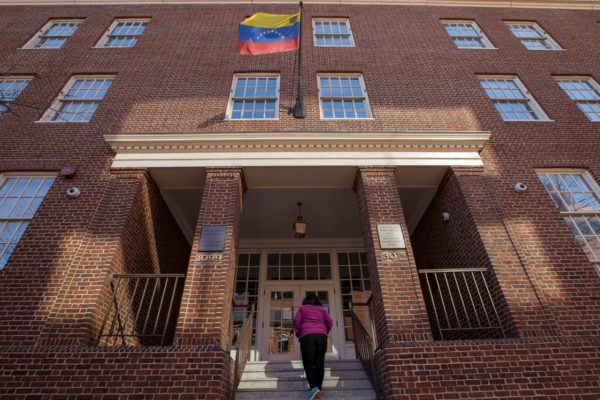 Dos mujeres, dos caras de la toma de la embajada de Venezuela en EEUU