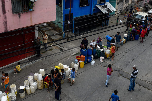 Sin distingo de clases, los venezolanos hacen maromas para surtirse de agua