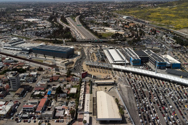 Venezolanos subsisten con la venta de alimentos en la frontera entre México y EEUU