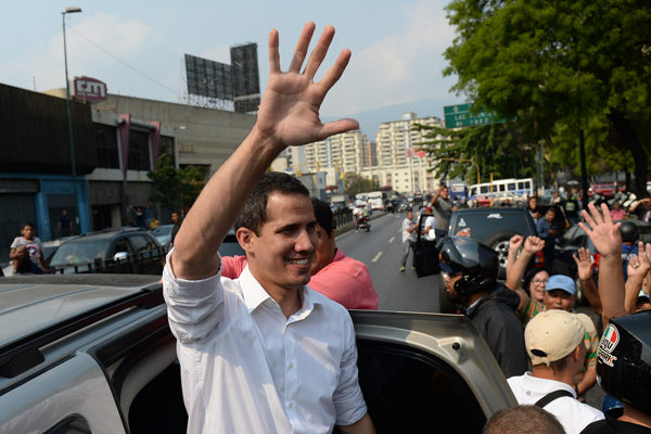 Guaidó insiste a militares que retiren apoyo a Maduro