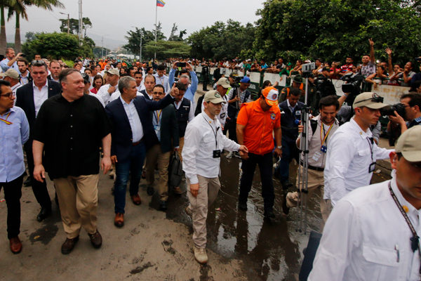 Pompeo pide a Maduro reabrir frontera con Colombia entre críticas y amenazas