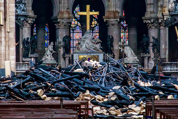 Millonarios y empresas prometen unos 800 millones de euros para reconstruir Notre Dame