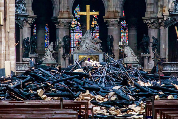 Francia celebra a sus héroes y refuerza puntos frágiles de Notre Dame tras incendio