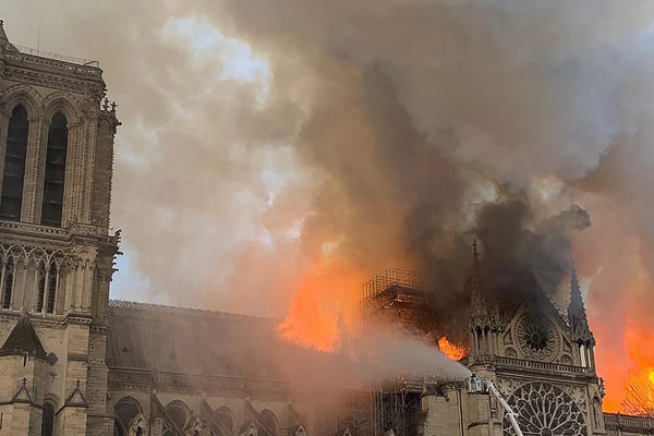 «Reconstruiremos Notre Dame», promete Macron tras incendio en catedral