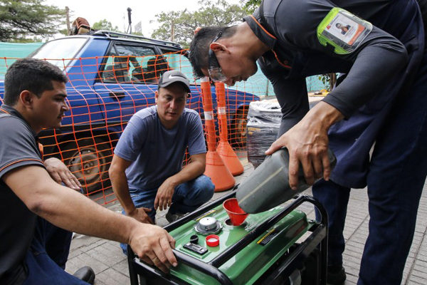 Venezolanos se abastecen de plantas eléctricas y velas en Colombia