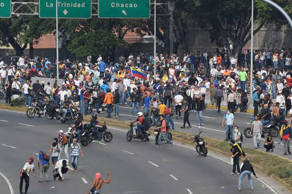 VIDEO | Blindado de la guardia arrolla a manifestantes opositores en Caracas