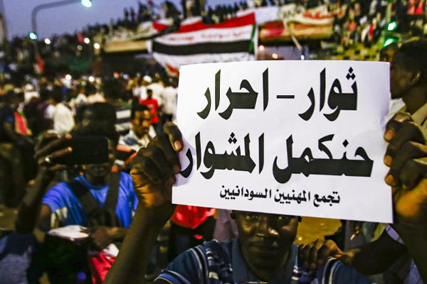 Nuevos dirigentes de Sudán bajo presión para ceder el poder a los civiles