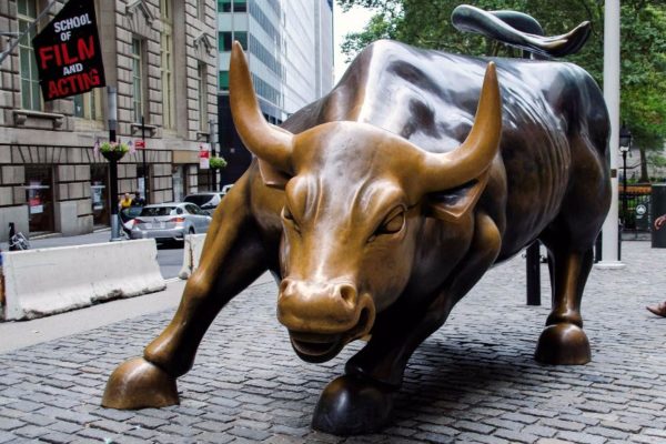 Wall Street abre en rojo y el Dow Jones baja 2,44% por temor al coronavirus