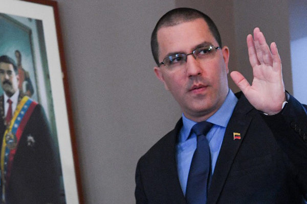 Arreaza se reúne con alto funcionario del Vaticano para hablar de diálogo en Venezuela
