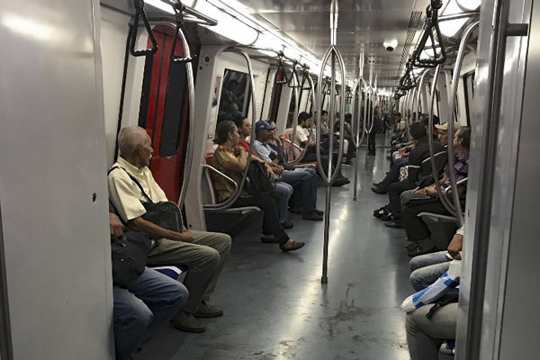 Metro de Caracas sigue operando con acceso controlado