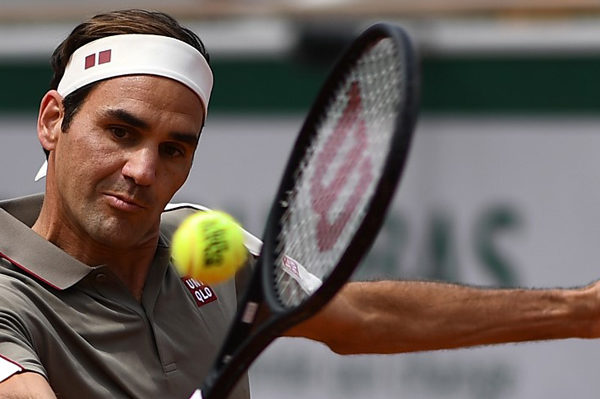Federer gana sin apuros en su regreso a Roland Garros