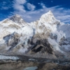 El Everest se enfrenta a un año récord de montañistas y problemas de seguridad