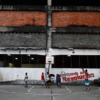 Infierno a la espera de una casa: la vida en edificios invadidos en Venezuela