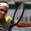 Federer gana sin apuros en su regreso a Roland Garros