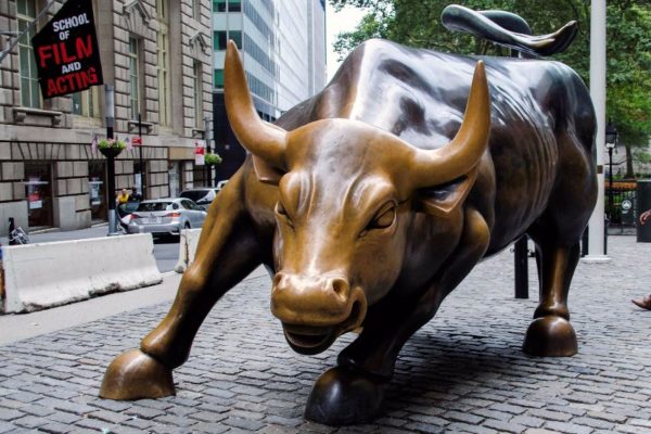 Wall Street cierra con alza moderada por desaceleración del PIB en EEUU