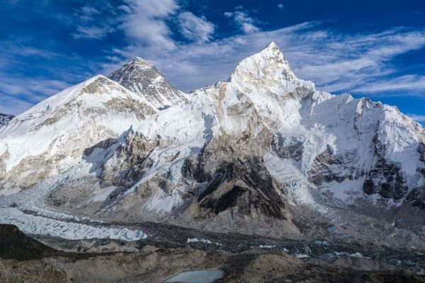 El Everest se enfrenta a un año récord de montañistas y problemas de seguridad