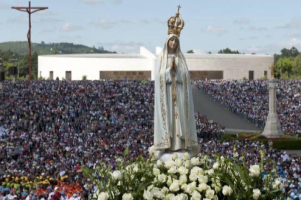 Miles de fieles acuden a Fátima en nueva peregrinación internacional