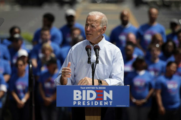 Precandidato Joe Biden enfrenta acusaciones de plagio y la burla de Donald Trump
