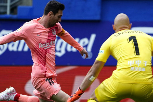 Messi cierra la Liga con doblete y acaricia una sexta Bota de Oro