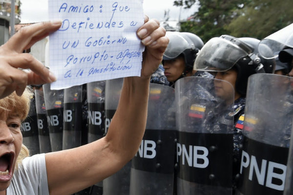 «Los necesitamos», opositores venezolanos claman apoyo a militares