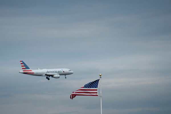 American Airlines genera ola de críticas por llenar completamente sus aviones