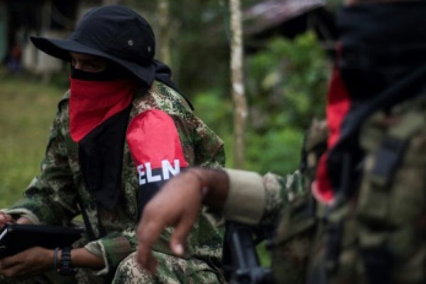 Gobierno de Colombia y el ELN acuerdan en Caracas liberación de rehenes pero sin alto al fuego