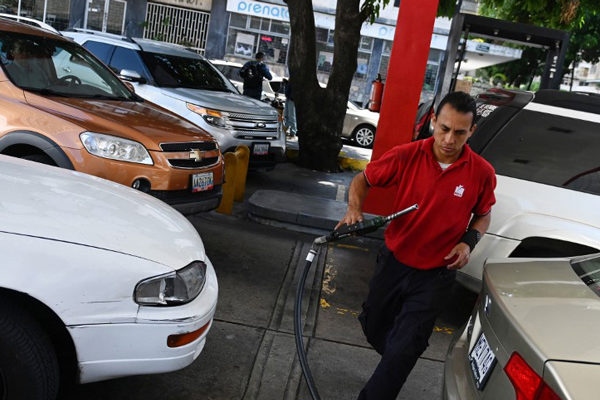 Gasolina subsidiada y racionada costará Bs.5000 por litro y «super premiun» libre a US$0,50