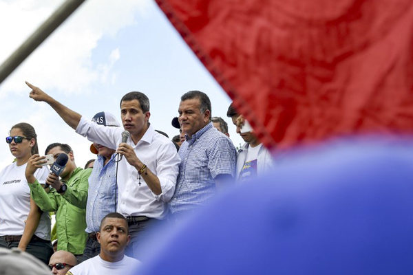 Guaidó desafía a Maduro en la cuna de Chávez