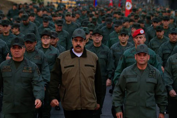 Maduro llama a militares a estar listos para defender a Venezuela de un ataque de EEUU