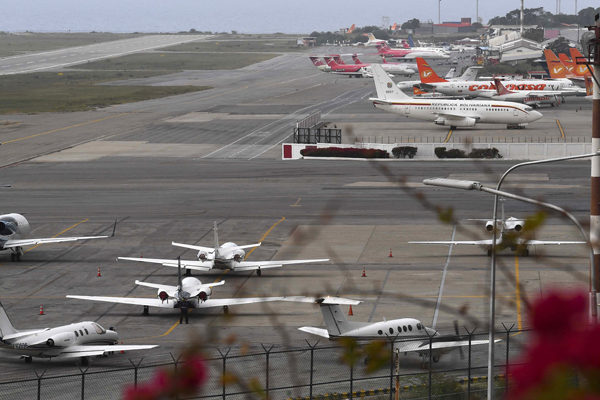 Casa Blanca prohíbe tráfico aéreo entre Venezuela y EEUU