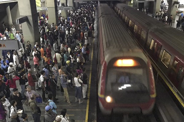 Al final del día | Alarma en el Metro y otras noticias del sábado 17A
