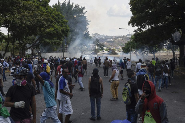 Al menos 27 heridos dejan disturbios jornada de protestas en Caracas