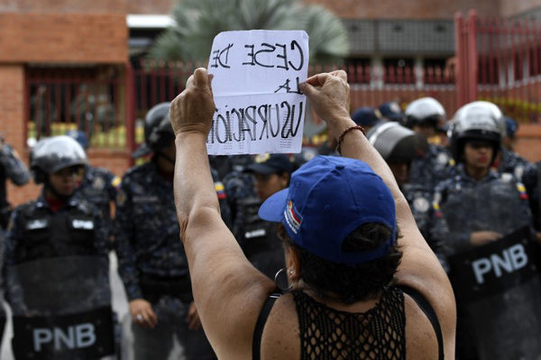 Opositores marchan hacia cuarteles para pedir que cese apoyo militar a Maduro